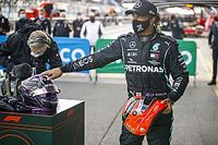 Hamilton recibe un casco de Schumacher tras igualar su r&eacute;cord