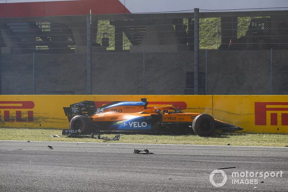 Carlos Sainz Jr., McLaren MCL35 después de chocar