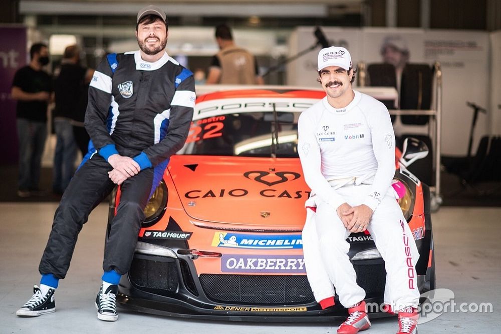 Danilo Gentili pega carona com Caio Castro na Porsche Cup