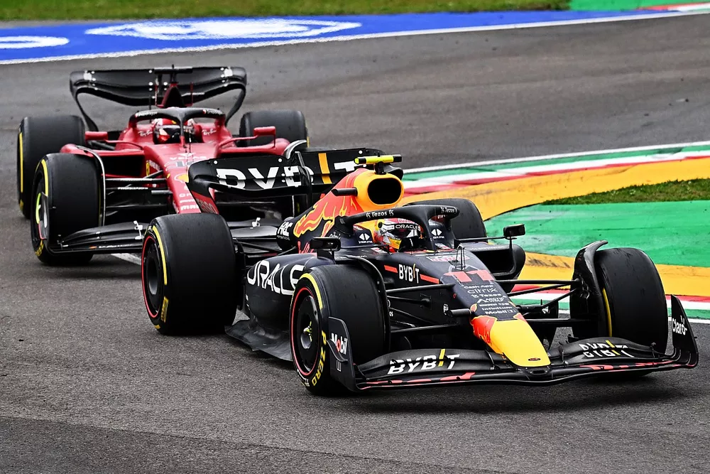 Sergio Perez, Red Bull Racing RB18, Charles Leclerc, Ferrari F1-75