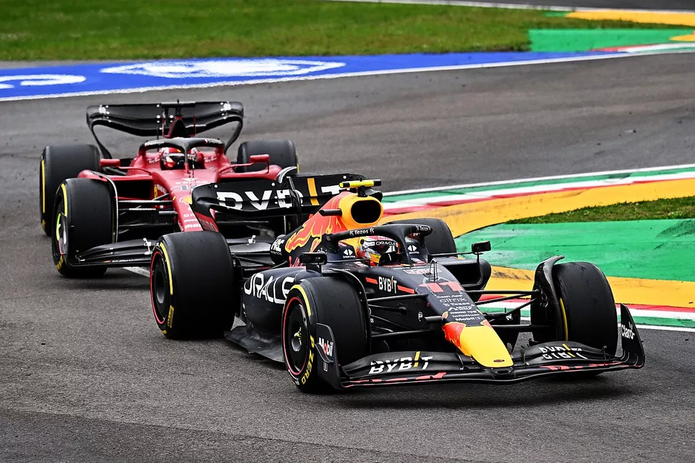 Sergio Perez, Red Bull Racing RB18, Charles Leclerc, Ferrari F1-75