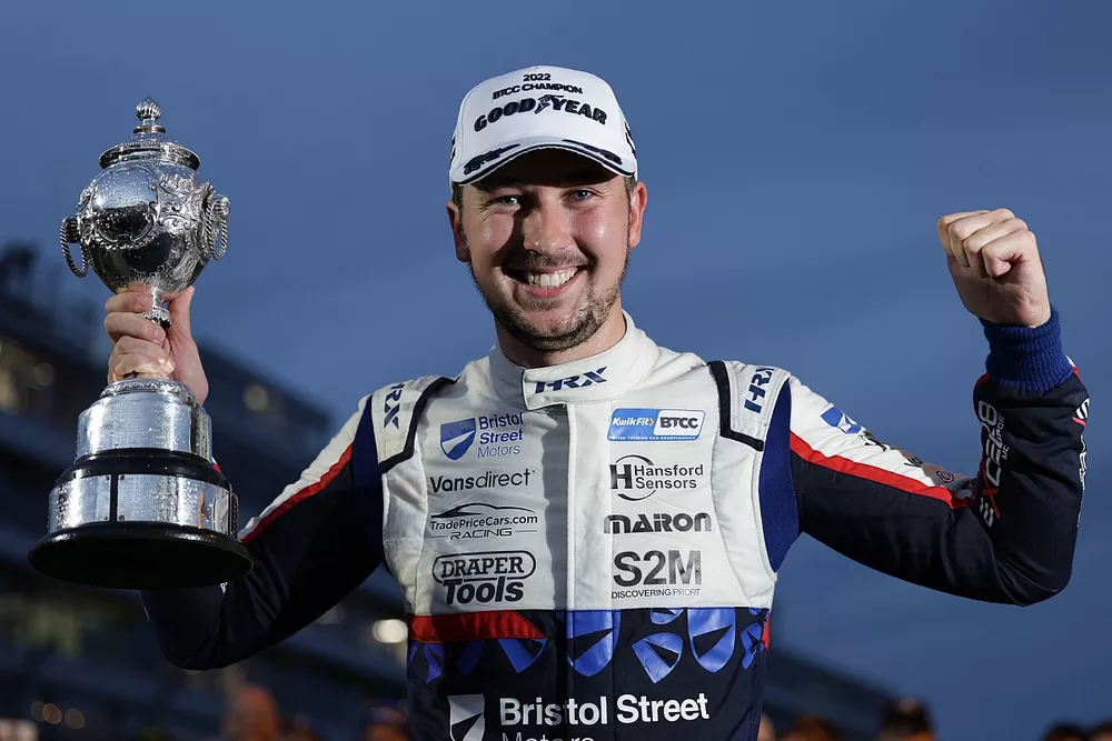 Tom Ingram, Bristol Street Motors with EXCELR8 TradePriceCars.com Hyundai i30N 