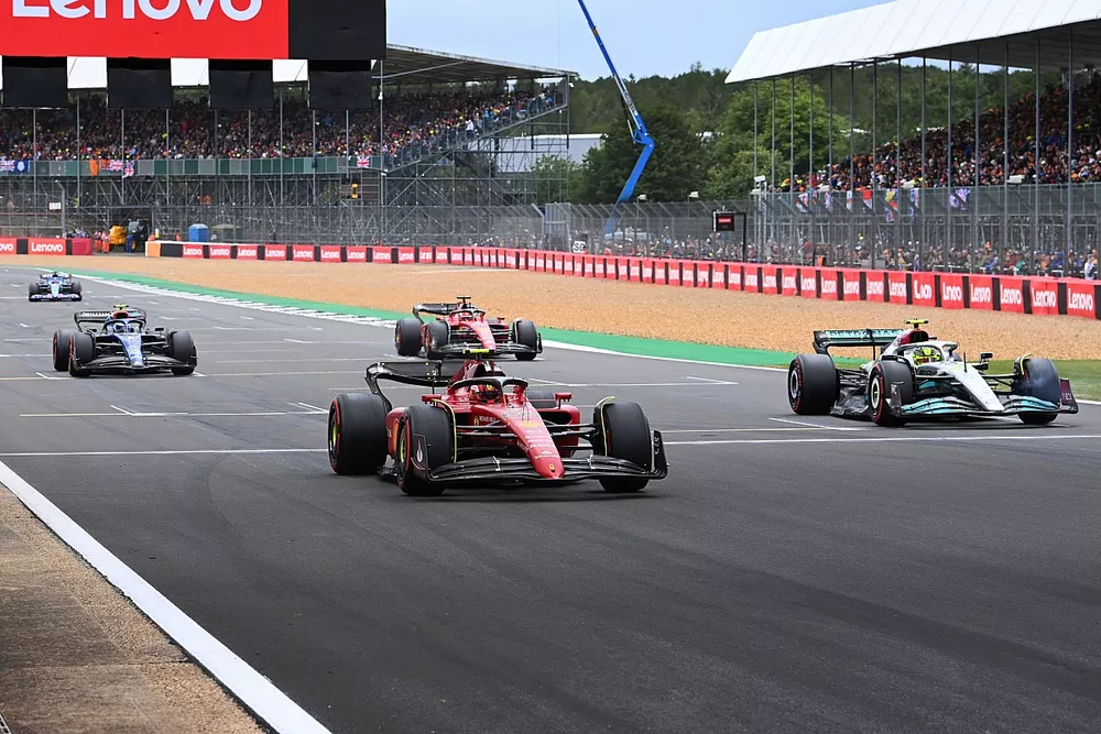 Carlos Sainz, Ferrari F1-75, Lewis Hamilton, Mercedes W13, Charles Leclerc, Ferrari F1-75, Nicholas Latifi, Williams FW44, s'entrainent aux départs