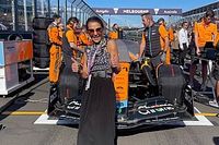 Piastri reacciona a la fama que su madre est&aacute; logrando en redes