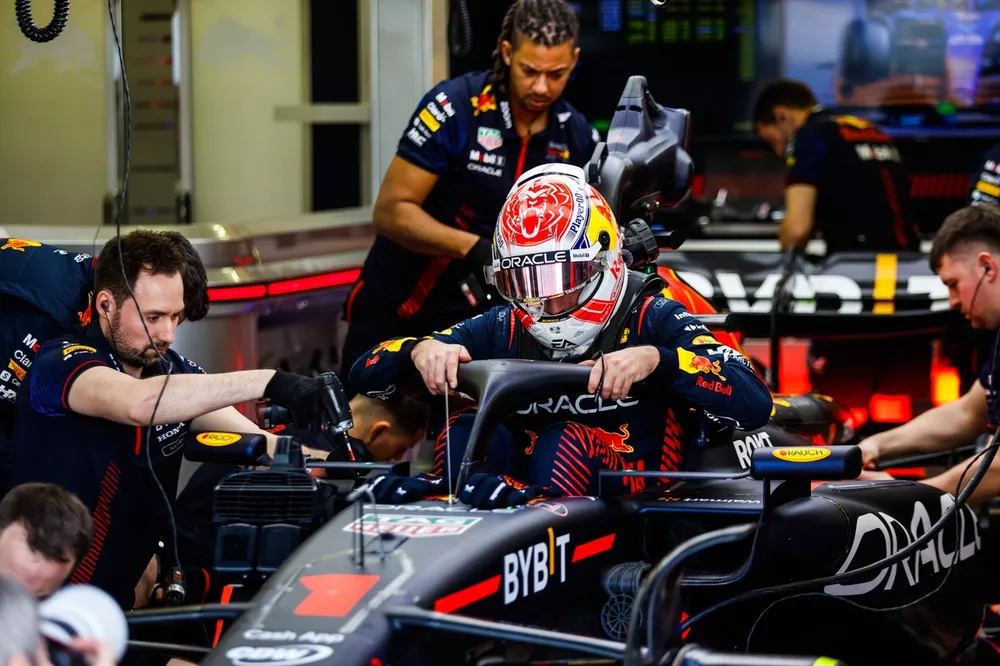 Max Verstappen, Red Bull Racing, stapt in zijn cockpit