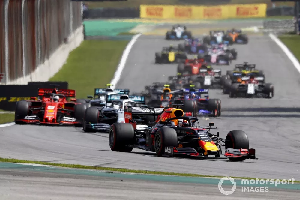 Max Verstappen, Red Bull Racing RB15 devant Lewis Hamilton, Mercedes AMG F1 W10 et Sebastian Vettel, Ferrari SF90, au départ de la course