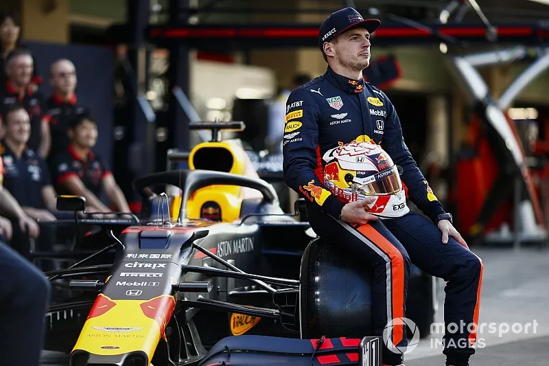 Max Verstappen, Red Bull Racing, and Alexander Albon, Red Bull Racing, pose for a group photo 