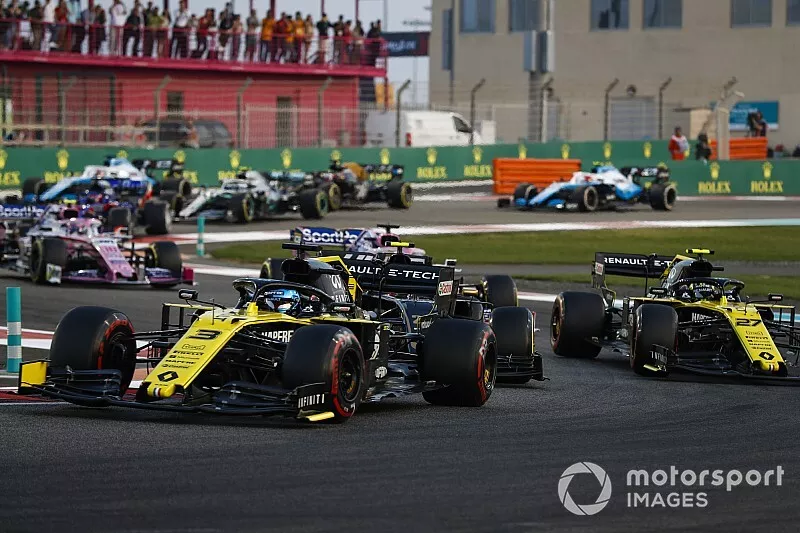Daniel Ricciardo, Renault F1 Team R.S.19, devant Kevin Magnussen, Haas F1 Team VF-19, et Nico Hulkenberg, Renault F1 Team R.S. 19