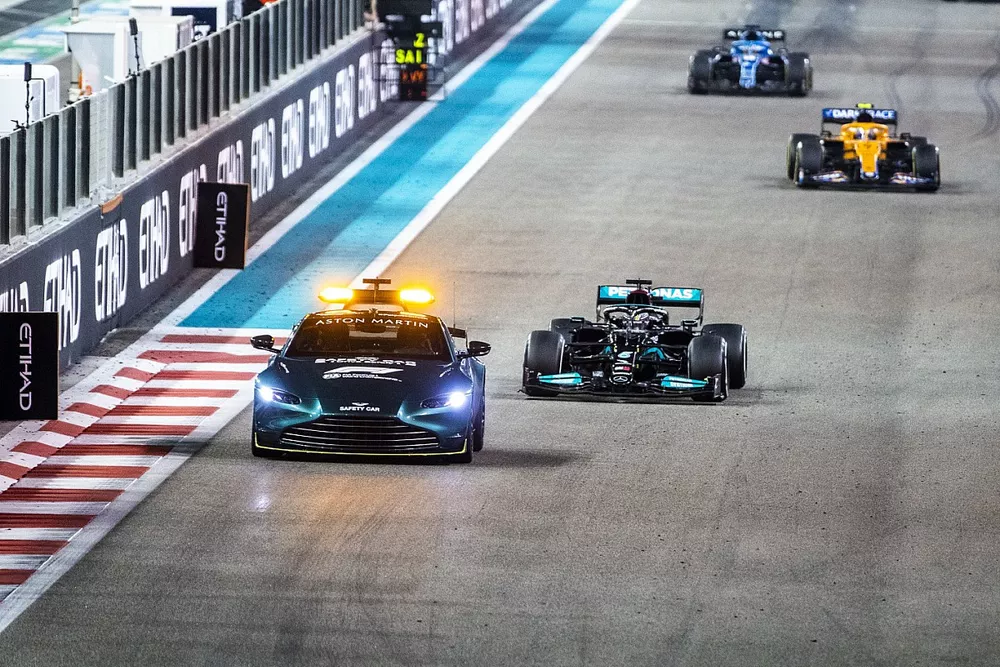 La voiture de s&eacute;curit&eacute;, Lewis Hamilton, Mercedes W12, Lando Norris, McLaren MCL35M, Fernando Alonso, Alpine A521, et le reste des monoplaces