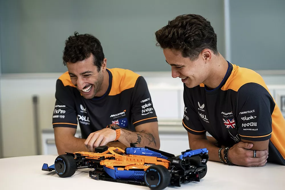Daniel Ricciardo et Lando Norris avec la McLaren Lego Technic