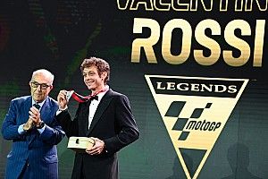 MotoGP Legend: el &uacute;ltimo adelantamiento de Rossi a Biaggi y Lorenzo