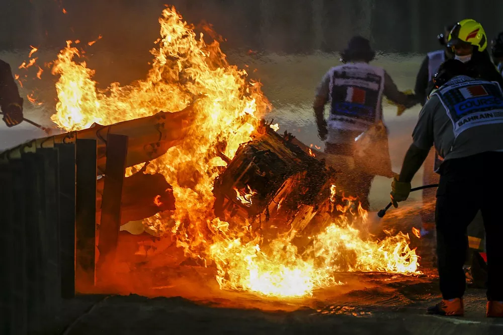 Les commissaires sur le lieu du crash de Romain Grosjean, Haas VF-20