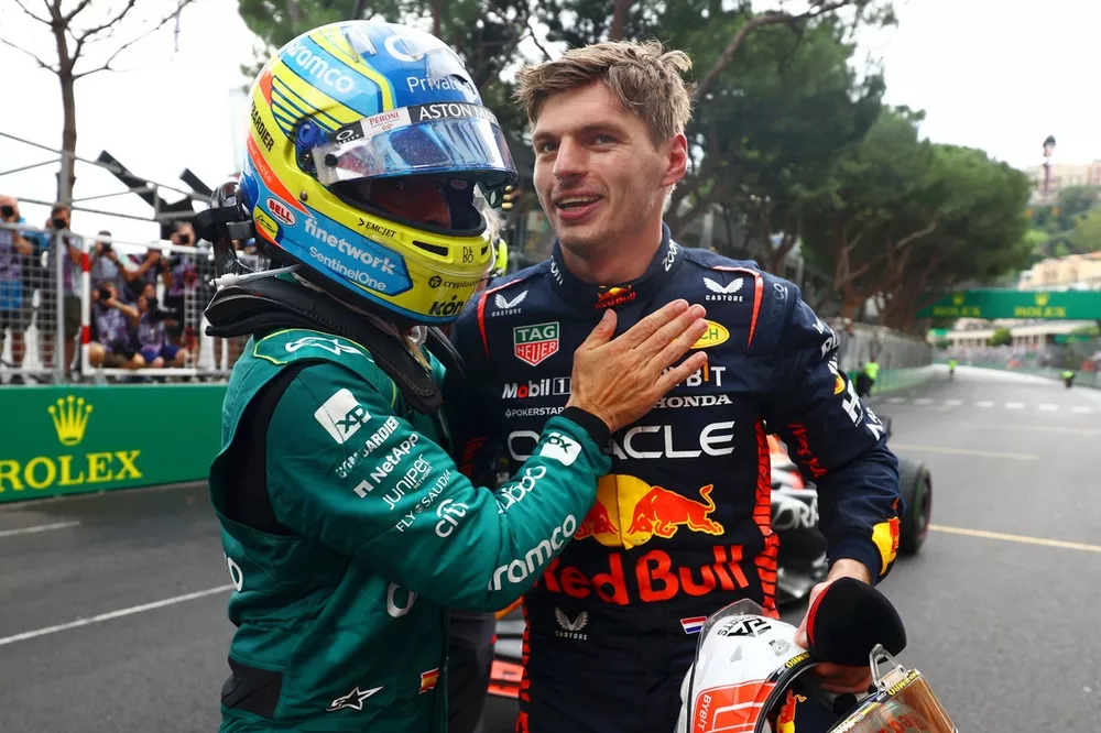 Fernando Alonso (Aston Martin) et Max Verstappen (Red Bull)