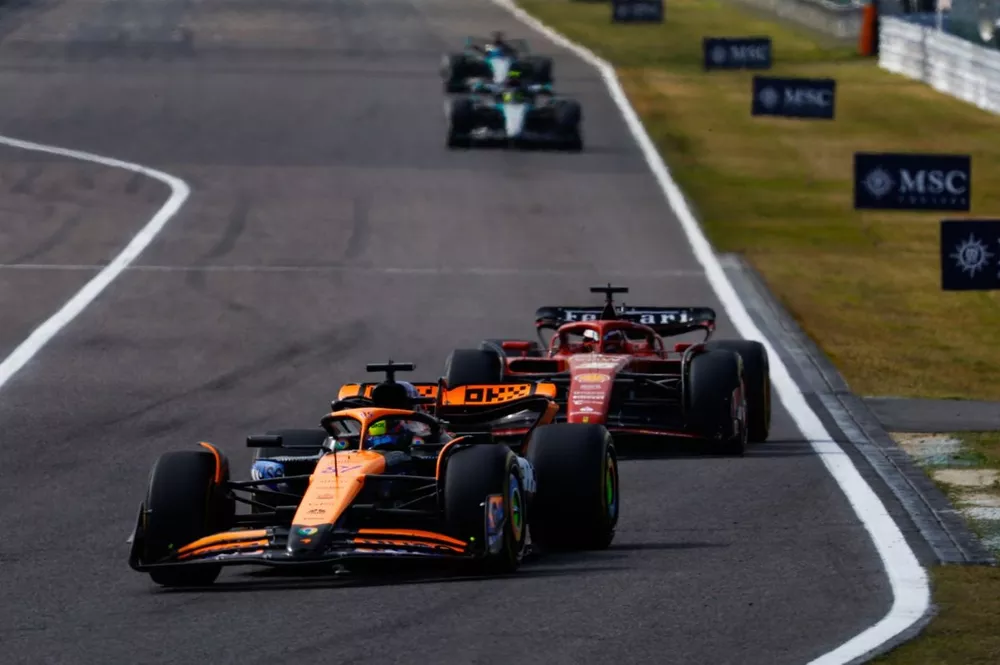 Oscar Piastri, McLaren MCL38 Charles Leclerc, Ferrari SF-24