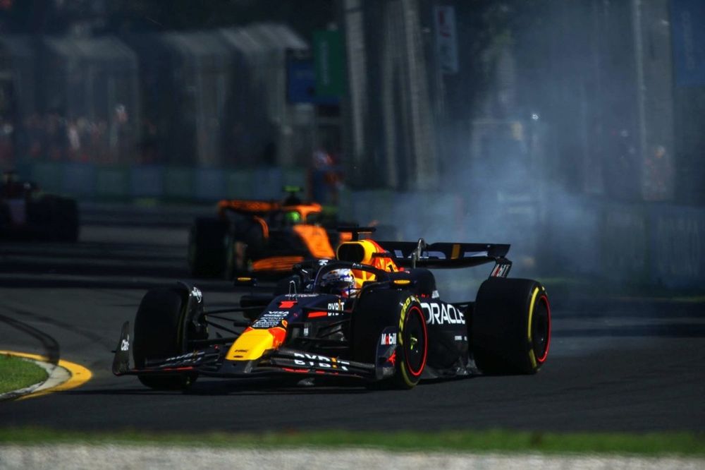 A fumaça sai da traseira de Max Verstappen, do RB20 da Red Bull Racing, quando ele se retira da corrida