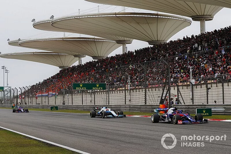 Daniil Kvyat, Toro Rosso STR14, leads Robert Kubica, Williams FW42