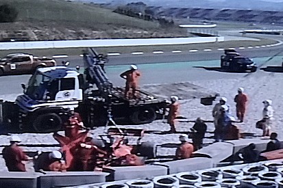 Paura Ferrari: Vettel esce di pista e sbatte per un cedimento alla curva 3