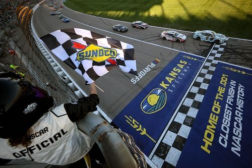 NASCAR Cup: Bubba e Hamlin se enroscam no fim e Elliott vence corrida insana no Kansas