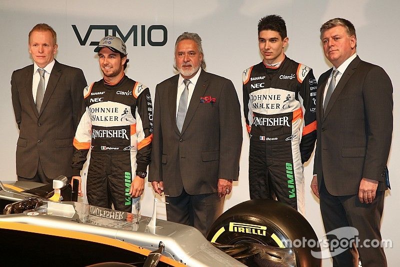 Andy Green, Sergio Pérez Vijay Mallya, Esteban Ocon y Otmar Szafnauer con el Sahara Force India VJM10