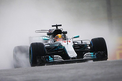 Hamilton lidera TL2 encurtado pela chuva no Japão