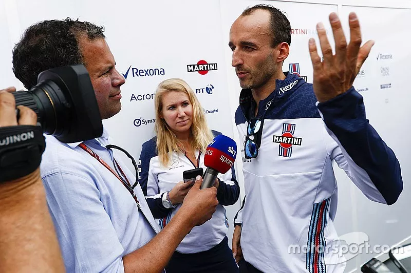 Ted Kravitz, Pit Lane Reporter, Sky Sports F1, interviews Robert Kubica, Williams Martini Racing