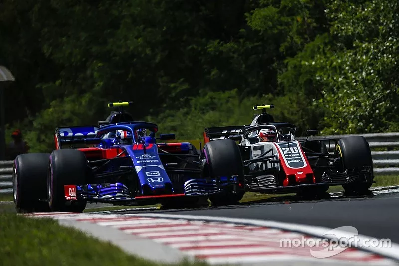 Pierre Gasly, Scuderia Toro Rosso STR13 en Kevin Magnussen, Haas F1 Team VF-18