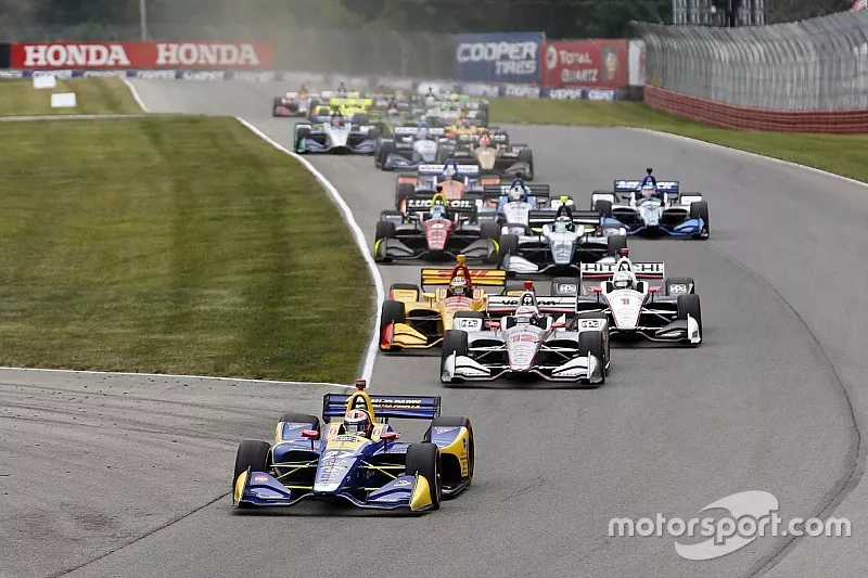 Alexander Rossi, Andretti Autosport Honda leads at the start