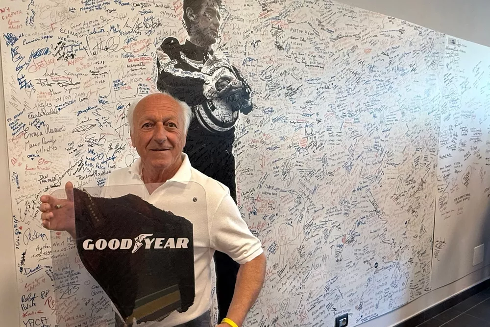 Bruno Grotti con il cimelio della Williams di Senna donato alla Fondazione Don Sergio Mantovani