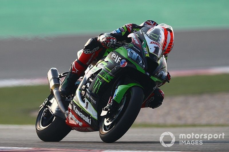 Jonathan Rea, Kawasaki Racing Team mirando hacia abajo a su motocicleta