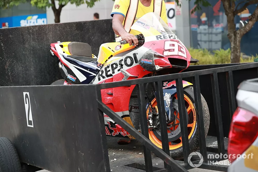 Marc Marquez, Repsol Honda Team, moto incidentata 