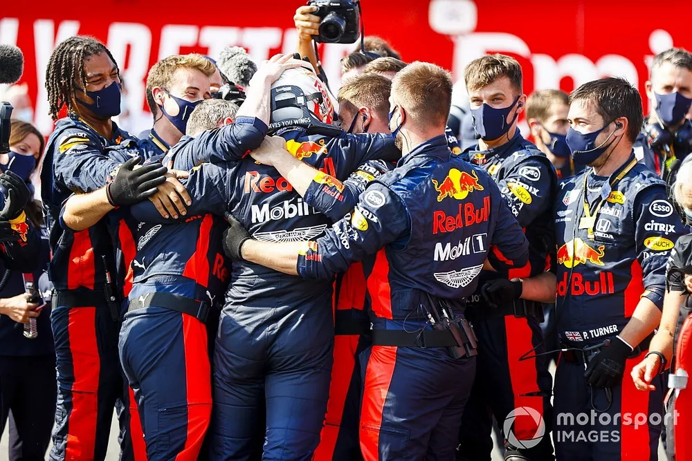 Ganador Max Verstappen, Red Bull Racing, celebra en parc ferme