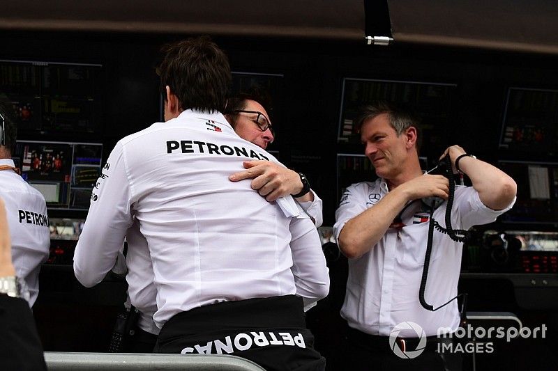 Toto Wolff, Director de Motorsport de Mercedes AMG F1 celebra con Andy Shovlin, Ingeniero en Carrera de Mercedes-AMG F1 y James Allison, Director T&eacute;cnico de Mercedes AMG F1