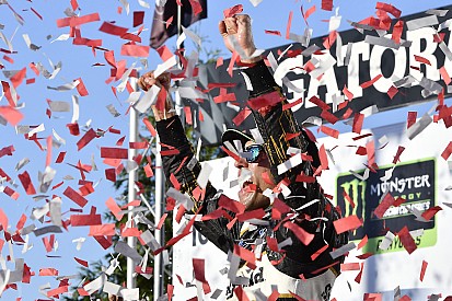 Almirola supera companheiros de equipe e vence em Talladega