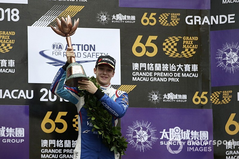 Fenestraz sur le podium :