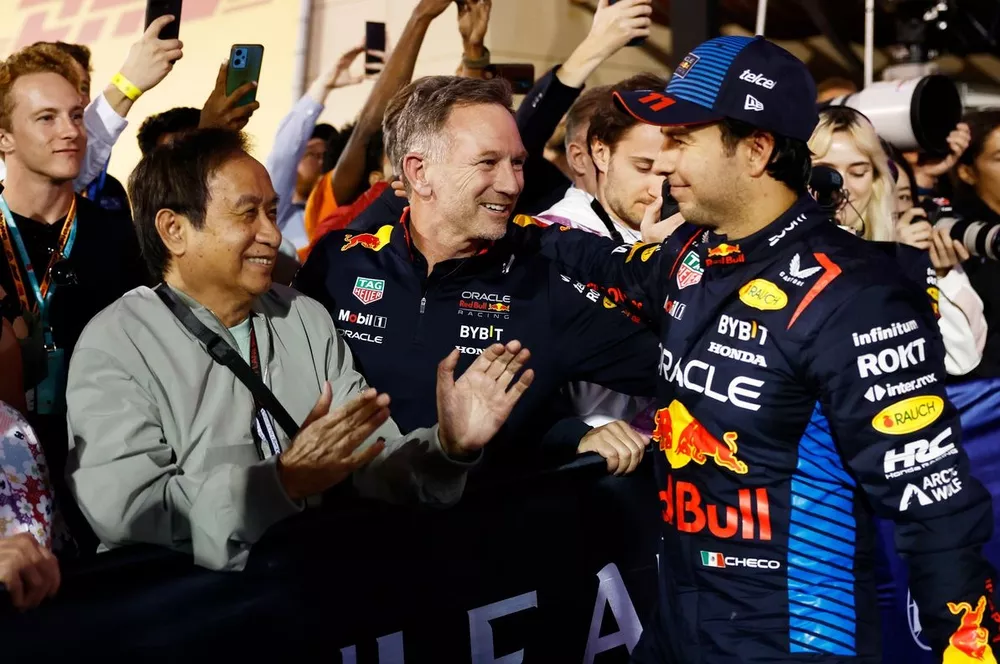 Daranee Yoovidhya, Geri Horner, Christian Horner, Team Principal, Red Bull Racing, Chalerm Yoovidhya avec Sergio Perez, Red Bull Racing, deuxi&egrave;me, dans le parc ferm&eacute;