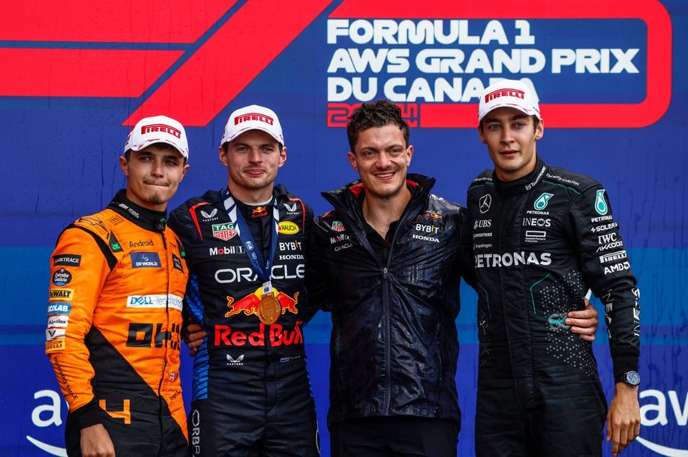 Lando Norris, McLaren F1 Team, 2ª posição, Max Verstappen, Red Bull Racing, 1ª posição, o delegado do troféu Red Bull e George Russell, Mercedes-AMG F1 Team, 3ª posição, no pódio