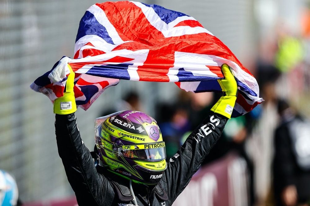 Lewis Hamilton, Mercedes-AMG F1 Team, 1e positie, viert feest in Parc Ferme met een Britse flag