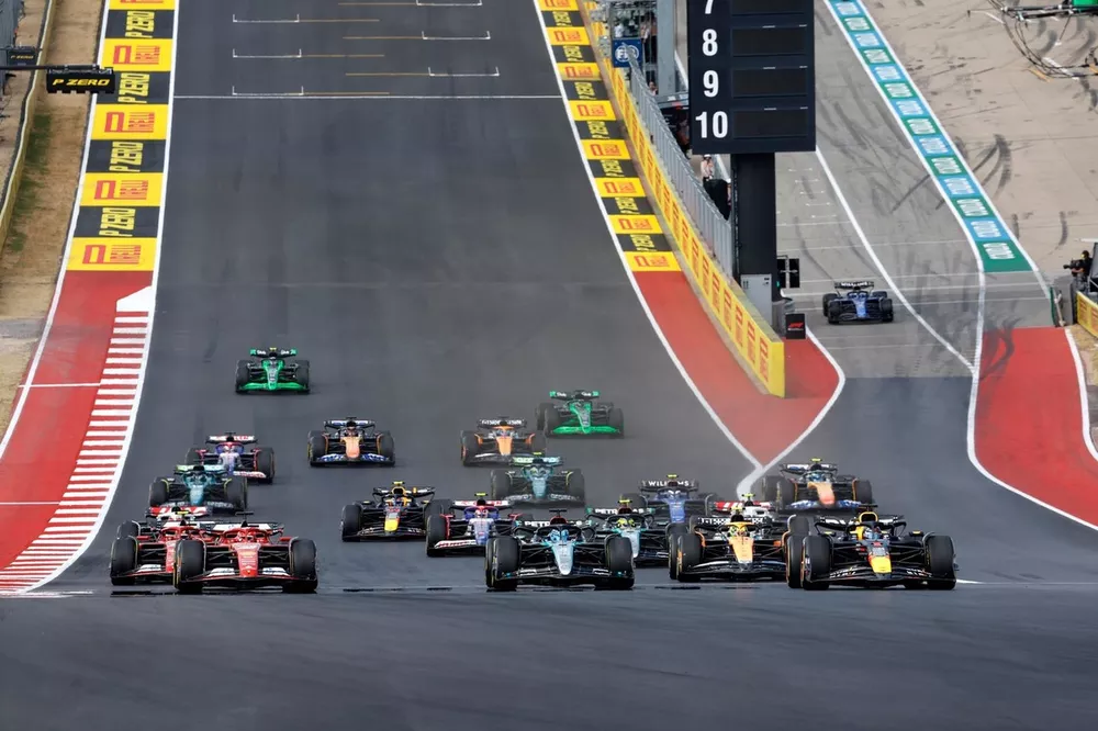 Max Verstappen, Red Bull Racing RB20, George Russell, Mercedes F1 W15, Charles Leclerc, Ferrari SF-24, Lando Norris, McLaren MCL38, Carlos Sainz, Ferrari SF-24, the rest of the field at the start of the Sprint race