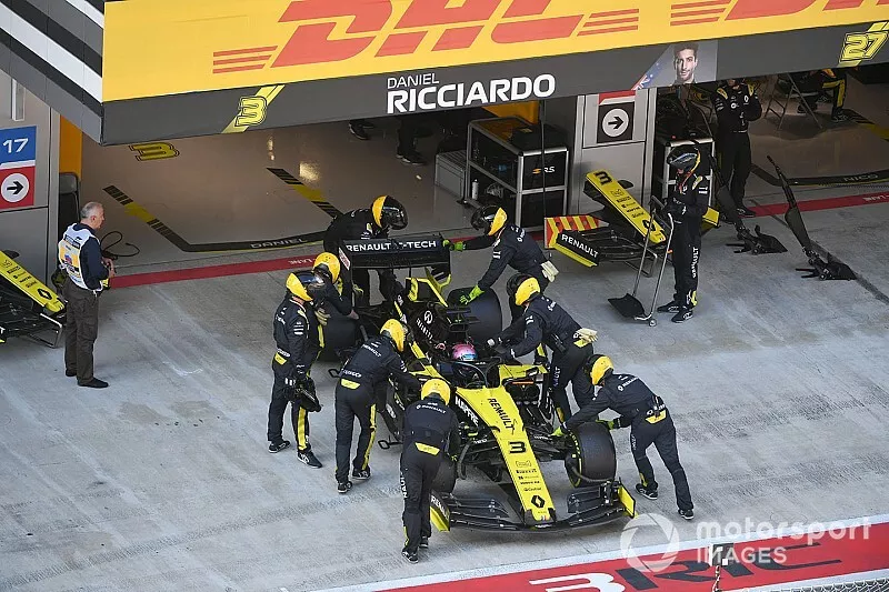 Daniel Ricciardo, Renault F1 Team R.S.19, is pushed into the garage and retirement from the race