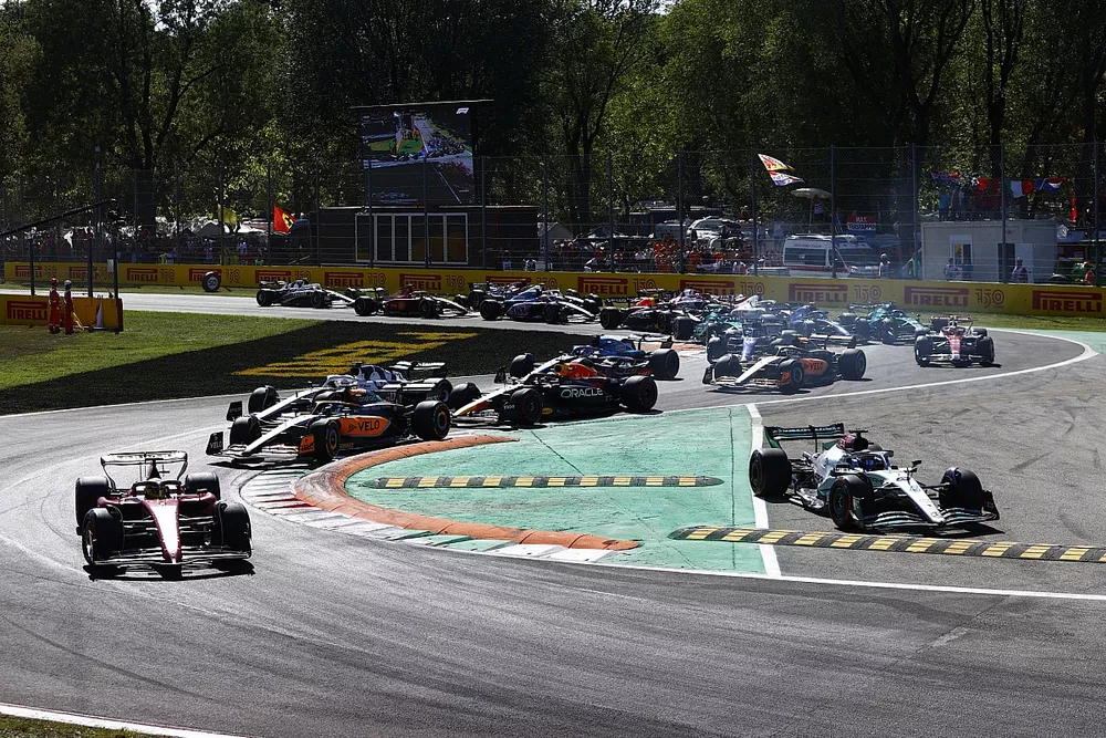 Charles Leclerc, Ferrari F1-75, George Russell, Mercedes W13, Daniel Ricciardo, McLaren MCL36, Max Verstappen, Red Bull Racing RB18, Pierre Gasly, AlphaTauri AT03, al inicio