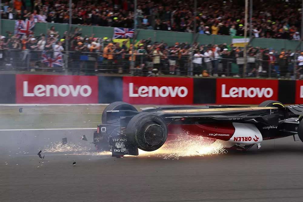 Zhou Guanyu, Alfa Romeo C42 se estrella en la arrancada