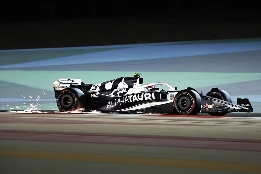 Chispas al paso de Pierre Gasly, AlphaTauri AT03,