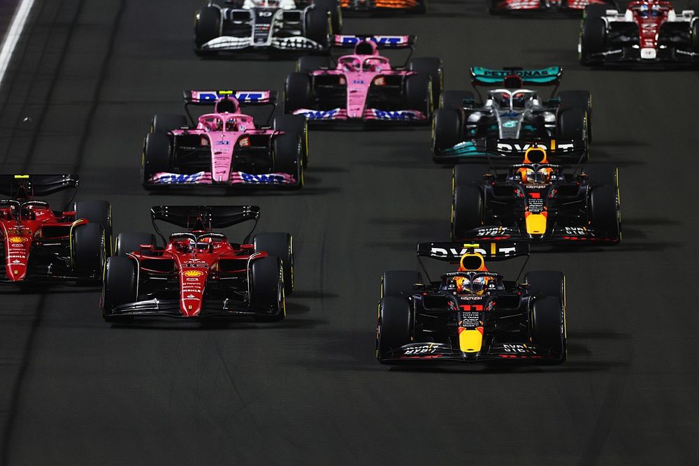 Sergio Pérez, Red Bull Racing RB18, lidera al inicio de la carrera