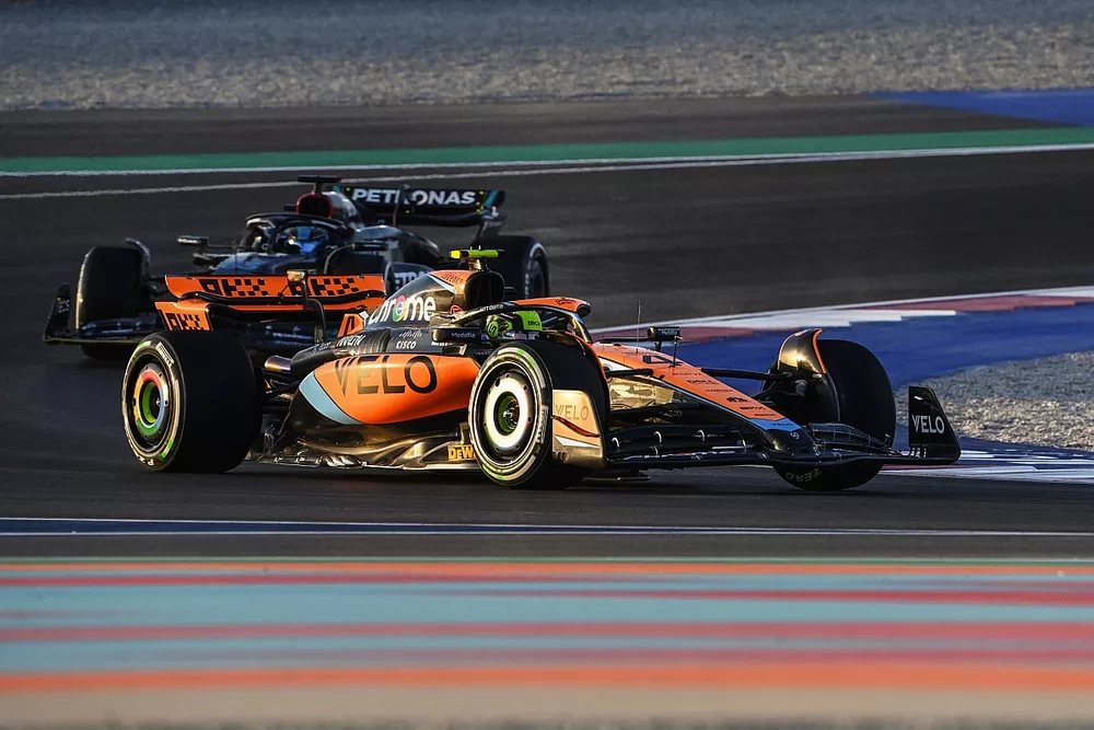Lando Norris, McLaren MCL60, George Russell, Mercedes F1 W14
