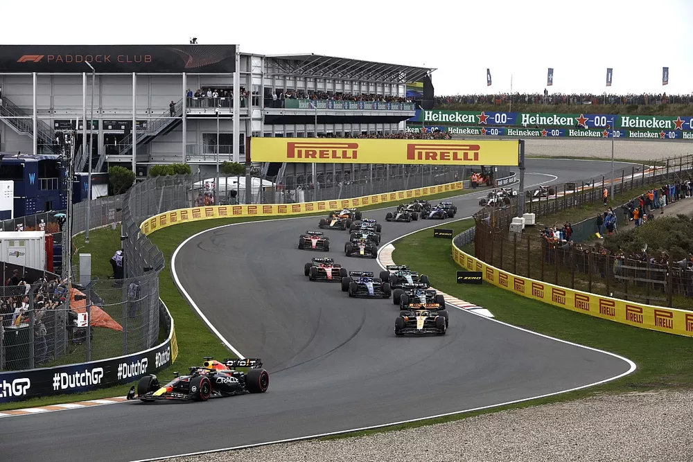 Max Verstappen, Red Bull Racing RB19, Lando Norris, McLaren MCL60, Fernando Alonso, Aston Martin AMR23, Alex Albon, Williams FW45, the rest of the field at the start