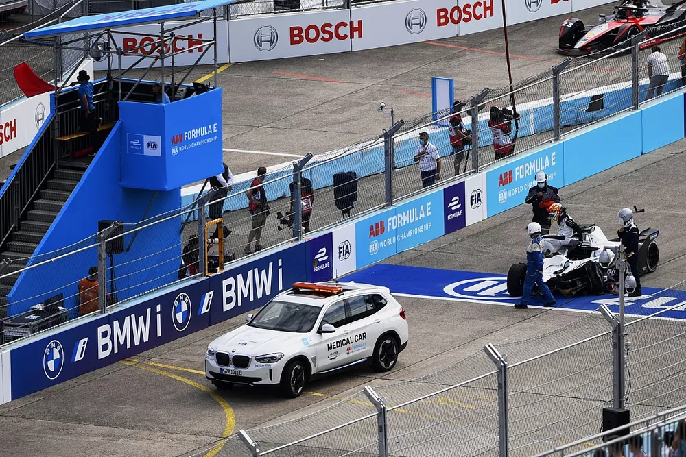 Marshals assist Edoardo Mortara, Venturi Racing, Silver Arrow 02, after a start line crash with Mitch Evans, Jaguar Racing, Jaguar I-TYPE 5