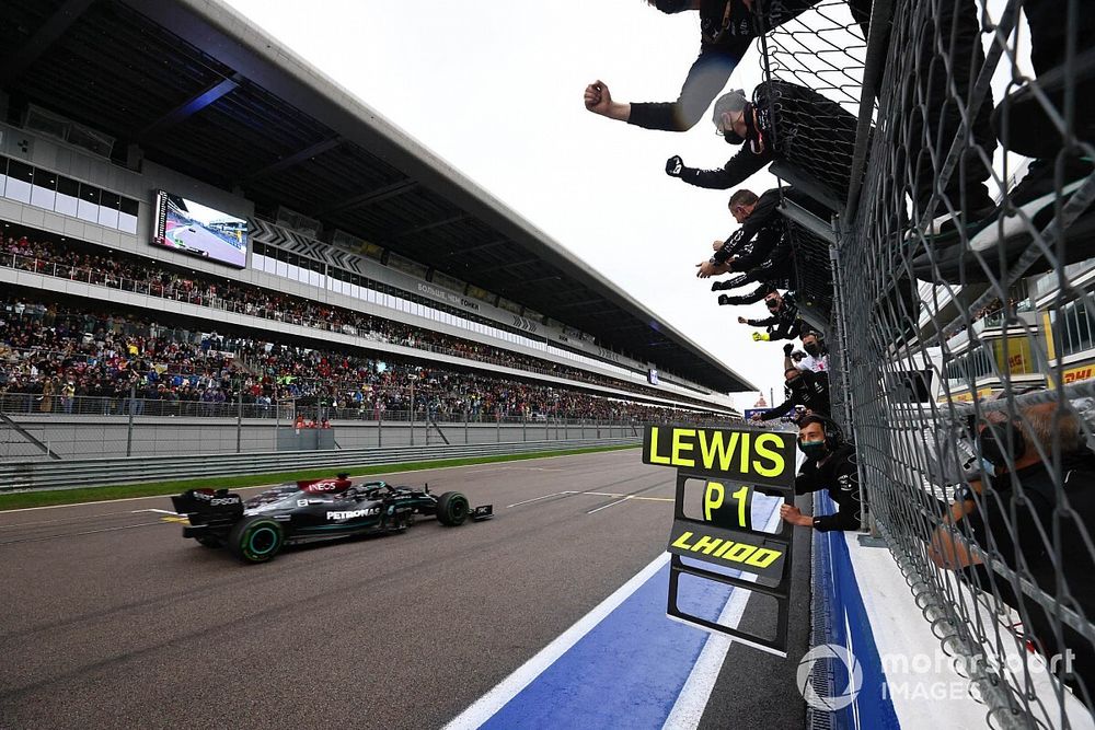 Lewis Hamilton, Mercedes W12, 1ª posición, se lleva la victoria para alegría de su equipo en el muro de boxes