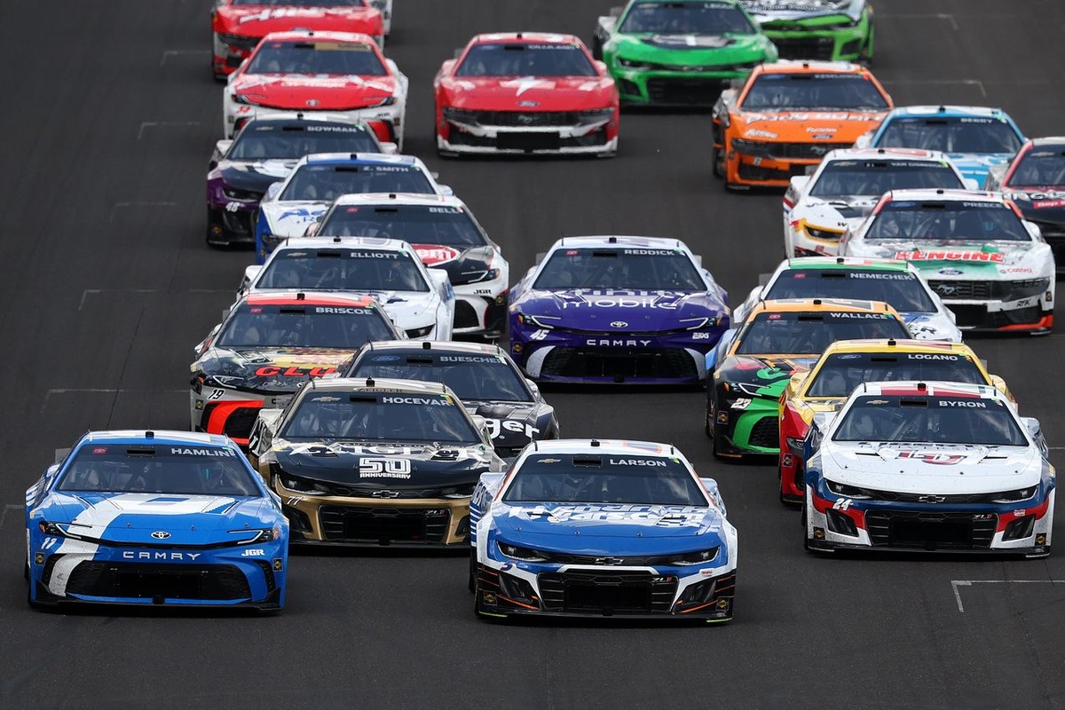 Denny Hamlin: “The field is running the same speed