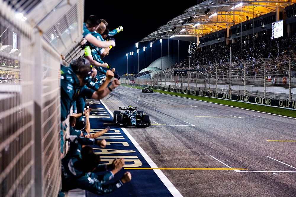 El equipo Aston Martin anima a Fernando Alonso, Aston Martin AMR23, 3&ordf; posici&oacute;n, en la l&iacute;nea de meta.