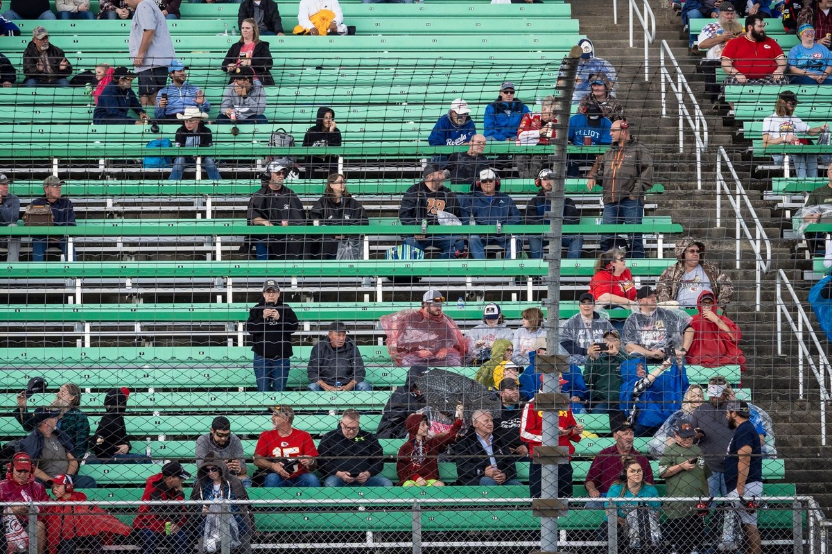 Motivo de suspensão de partida da Copa do Mundo, protocolo antirraios é rotina na NASCAR; entenda